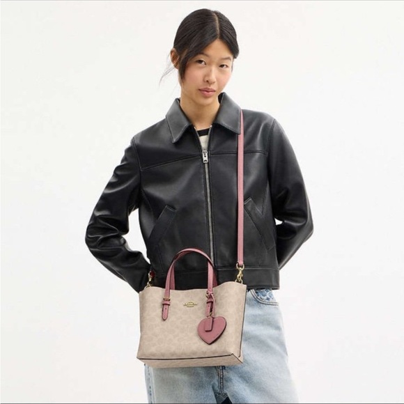 Coach NWT Coach Mollie Tote Bag 25 In Signature Canvas With Heart Charm CDF03 - Picture 5 of 6